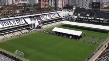 Pele, pentru ultima dată pe stadionul din Santos. Mii de fani s-au adunat pentru a-şi lua rămas-bun de la "regele" fotbalului