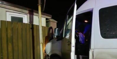 Un microbuz plin cu cetăţeni pakistanezi a ajuns în gardul unei case după impactul cu un autoturism. Şoferul maşinii, la spital