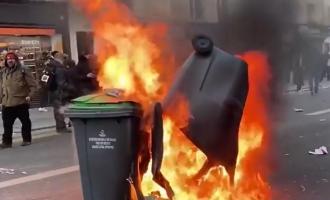 Noi proteste în Franţa: oamenii au incendiat tomberoane, poliţia a arestat 6 persoane asupra cărora s-au găsit arme
