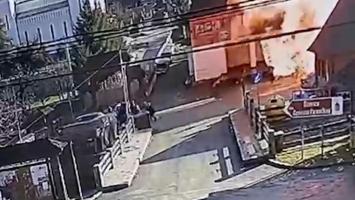 Momentul exploziei din rulota fast-food, în Maramureș, a fost filmat. O fetiţă de 3 ani era la coadă, în braţele tatălui