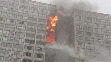 Incendiu devastator într-un bloc cu 25 de etaje din Chicago. O bătrână a murit, iar alţi nouă oameni au ajuns în spital