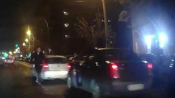 Bărbatul și femeia care au luat la bătaie un șofer în traficul din Bucureși au fost reținuți. Unul dintre ei rămâne în arest 24 de ore