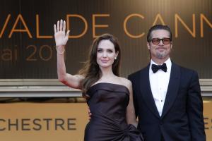 Angelia Jolie a cerut ordin de protecție împotriva lui Brad Pitt. Ar fi atuncat bere și vin pe ea, la o ceartă în avionul privat