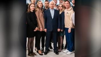 Vladimir Putin, ținta ironiilor pe reţelele sociale. Președintele rus a fost surprins purtând pantofi cu toc la o întâlnire cu un grup de studenţi