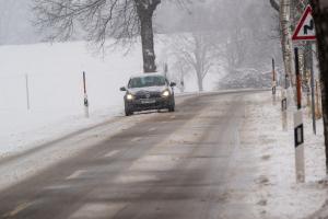 Ce riscă șoferii care circulă cu anvelope de vară iarna, în cazul unui accident auto