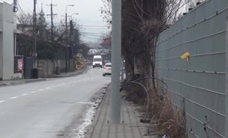 Stâlpi în mijlocul trotuarului, soluţia "smart" pentru înlocuirea reţelei de iluminat, în Alba Iulia. Localnicii, consternaţi: "Ca la români"