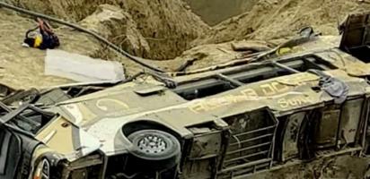 Autobuz cu 60 de pasageri, prăbuşit într-o râpă, în Peru. 24 de oameni au murit, după ce şoferul autobuzului a pierdut controlul în "curba morţii"