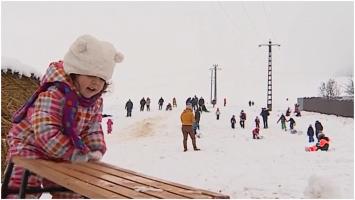 Pentru unii coşmar, pentru alţii bucurie: Zeci de copii şi-au dat întâlnire la săniuş, fericiţi că se pot bucura în sfârşit de zăpadă