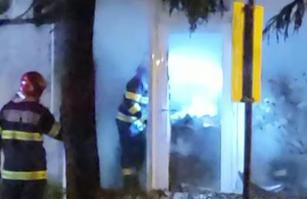 Șaormerie cuprinsă de flăcări, la parterul unui bloc din Pitești. O angajată a fost transportată în stare gravă la spital