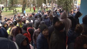 Cozile umilinței la Timișoara, unde peste o mie de bolnavi au așteptat ore în șir în frig pentru pachetele sociale de la UE