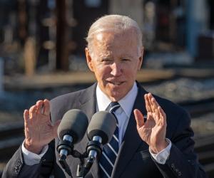 Joe Biden refuză categoric să-i trimită lui Zelenski avioane de luptă F-16. În schimb, Emmanuel Macron nu exclude un astfel de ajutor