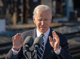 Joe Biden refuză categoric să-i trimită lui Zelenski avioane de luptă F-16. În schimb, Emmanuel Macron nu exclude un astfel de ajutor
