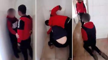 Noi acuzaţii pentru elevul de 15 ani care şi-a bătut şi umilit doi colegi, în toaleta unui liceu din Bacău. A fost arestat preventiv