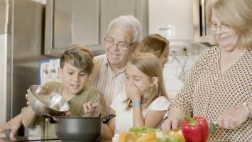 Dragostea pentru bunici, la mintea copiilor. Curtea Supremă din Italia: copiii nu sunt obligaţi să-şi petreacă timp cu bunicii