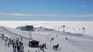 Strat de zăpadă de până la 2 metri, într-o staţiune montană din România. Sezonul de schi s-ar putea prelungi