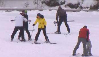 Pârtiile de schi din toată țara, pline în acest weekend. "Noi ieri am învăţat şi deja suntem îndrăgostiţi de acest sport" 