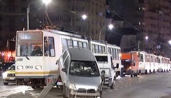 Trei mașini au făcut prăpăd, azi noapte, pe bulevardul Chișinău din București. Patru tramvaie au fost blocate după accident