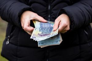 Românii care cad victime infracțiunilor ar putea primi vouchere în limita a cinci salarii minime. Anunțul Ministerului Justiției