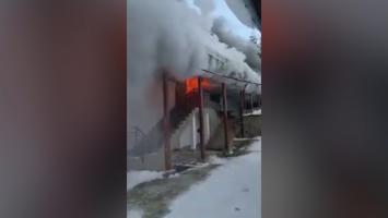 Incendiu violent la Mănăstirea Sihăstria Putnei. Panică și degajări mari de fum, pompierii au intervenit în forță