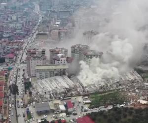 Imagini din dronă arată catastrofa din Turcia şi Siria. Oamenii prinși sub dărâmături ţipă disperaţi după ajutor, dar nimeni nu-i poate salva
