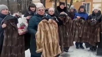 Văduvele soldaților ruși, consolate de Kremlin cu haine de blană naturală. Ucrainenii susțin că au fost furate din Doneţk