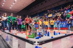 Azi se decid campionii României la robotică. Mii de elevi din toată ţara luptă pentru şansa de a participa la Cupa Mondială din SUA