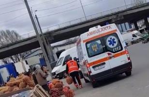 "O nebunie curată". Un ambulanţier din Iaşi, surprins cu autospeciala la piaţă. A încărcat un sac cu cartofi fix în locul unde stau pacienţii