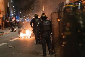 Franţa stă pe un butoi cu pulbere. Imagini dure de la proteste: Parisul, transformat în "câmp de luptă"