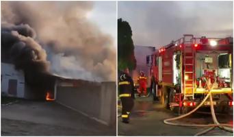 Incendiu de amploare la o hală din Lugoj. Pompierii au intervenit de urgență