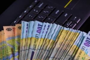 Clienţii unei bănci mari din România au pierdut sume uriaşe în câteva minute. Un bărbat povesteşte cum i-au dispărut 36.000 de lei din cont