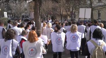 "Patru la purtare pentru guvernare". Mii de profesori au ieşit pe străzi pentru a cere creşterea salariilor: dascălii ameninţă cu greva generală
