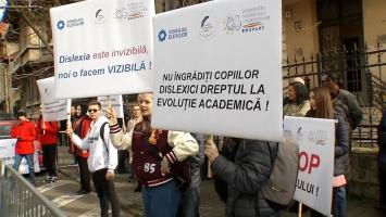 Protest înainte de simularea la română, în faţa ISMB. Părinţii şi ONG-urile cer sprijin pentru elevii cu tulburări de învăţare