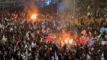 Victorie de moment pentru cei care cer demisia lui Benjamin Netanyahu. Premierul Israelului a anunțat că amână reforma justiției care a scos mii de persoane în stradă