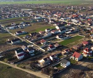 La marginea unui oraş mare din România, oamenii şi-au construit vile pe bandă. Primarul, uluit când a mers prima dată să le vadă
