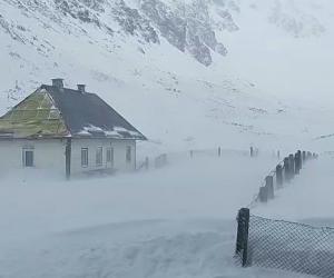 Val de aer polar și ninsori în România. La munte, vântul suflă cu puterea unui uragan de gradul 1. Strat de zăpadă de peste 75 cm la staţia meteo Iezer