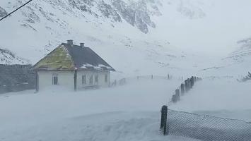 Val de aer polar și ninsori în România. La munte, vântul suflă cu puterea unui uragan de gradul 1. Strat de zăpadă de peste 75 cm la Iezer
