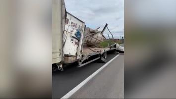 România, lovită de un ciclon polar. Şofer de TIR, rănit grav după ce rafalele de vânt au luat pe sus bucăţi din remorca unui camion