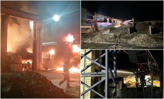 Dezastru la o hală de mase plastice din Mureş, în miez de noapte. Şapte muncitori s-au salvat din calea flăcărilor uriaşe