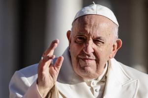 ''Sunt încă în viață'', glumește Papa Francisc, la externarea din spital. Suveranul Pontif, așteptat să participe la slujba din Duminica Floriilor