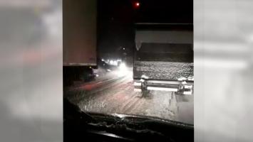 TIR-uri blocate în nămeți pe drumul dintre Braşov şi Predeal. Drumarii au uitat să mai iasă, deși a nins toată noaptea