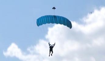 Unde poți să sari cu paraşuta în România şi cât costă un salt. Iubitorii de adrenalină pot obţine inclusiv o licenţă recunoscută la nivel mondial