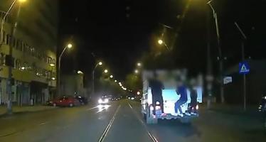 "Vezi că ţi-a căzut un copil de pe maşină". Trei adolescenţi teribilişti, filmaţi în timp ce stau agăţaţi de spatele unei maşini de gunoi, în Bucureşti