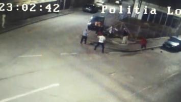 Filmul incidentului sângeros din Râmnicu Sărat. Un tânăr i-a călcat cu maşina şi i-a atacat cu toporul pe cei care îi băteau tatăl