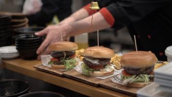 Românii au comandat un burger la fiecare 3 secunde în 2022. Minutul de aur al anului: 253 de comenzi