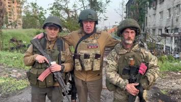 Prigojin râde iar de Şoigu. Singurii doi mercenari lăsaţi armatei ruse la Bahmut: "Ăsta e Biber, ăsta e Dolik. Băieţi, să nu fiţi duri cu soldaţii ruşi"