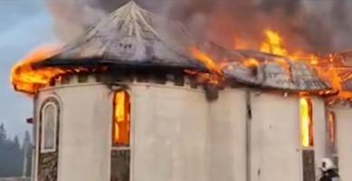 Filmul incendiului devastator de la Mănăstirea Podu Coşnei din Suceava. Cuprinsă în întregime de flăcări, turla s-a făcut una cu pământul