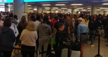 Alertă MAE pentru românii care pleacă în UK. Mii de pasageri au stat ore întregi pe aeroporturi, la controlul de frontieră, din cauza unor defecţiuni tehnice