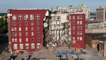 Un bloc de 6 etaje din Davenport, SUA, s-a prăbuşit din senin. Cel puţin 8 oameni, salvaţi de sub dărâmături