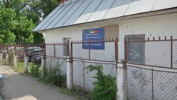 Şcoala din România unde profesorii renovează clasele cu bani din buzunar. Deşi acoperişul stă să cadă, autorităţile ridică neputincios din umeri