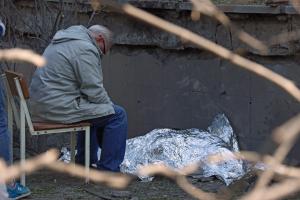 Imaginea durerii: Bunic din Kiev, sfâșiat de moartea nepoatei de doar 9 ani, după bombardamentul rușilor